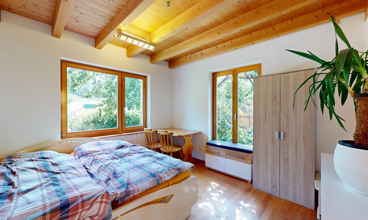 zimmer / schlafzimmer mit inside property, holzdecke, wood ceiling, balkendecke, und beamed ceiling