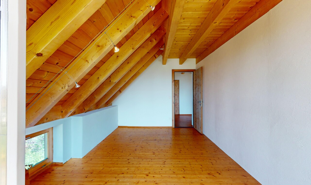 leerer raum mit beamed ceiling, balkendecke, inside property, wood finish floor, und holzfußboden