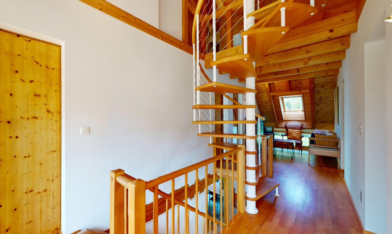 treppe mit inside property, drywall, gipskartonwand, wood finish floor, und holzfußboden