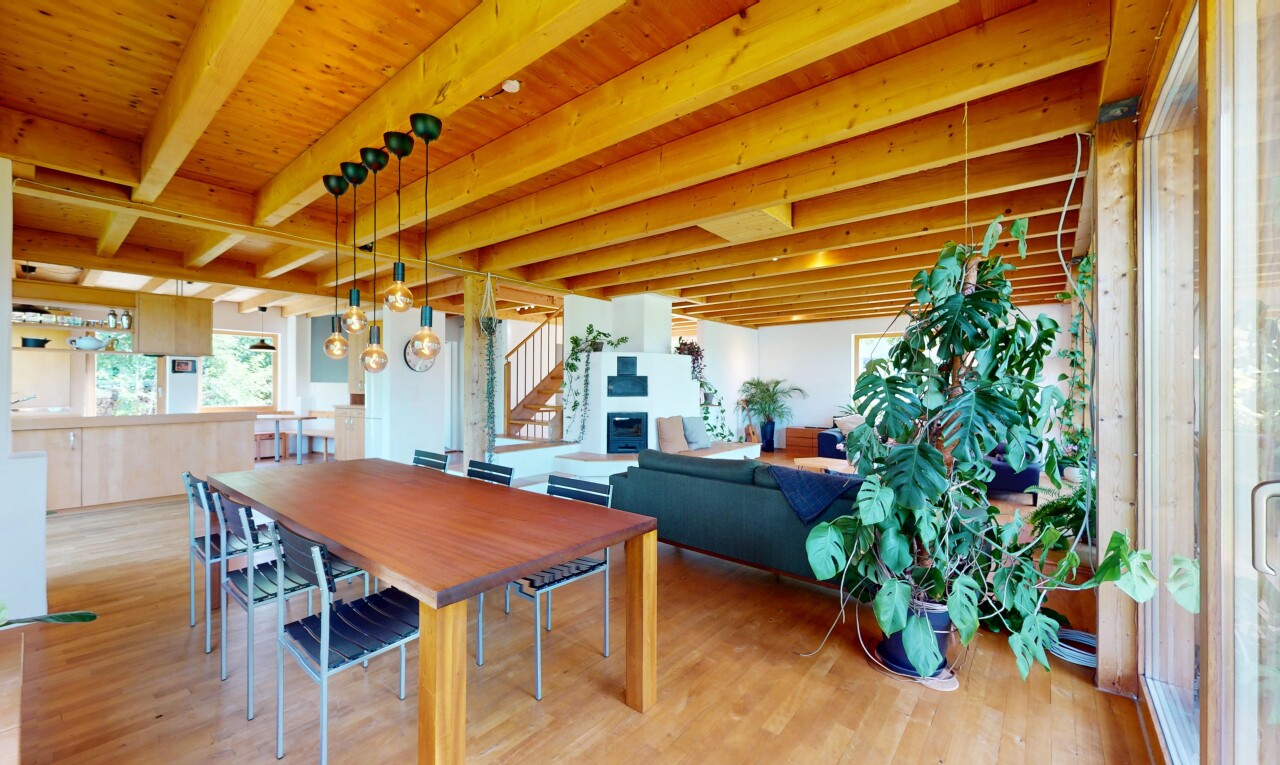 wohn- / esszimmer mit inside community, beamed ceiling, balkendecke, natural light, und natürliches licht