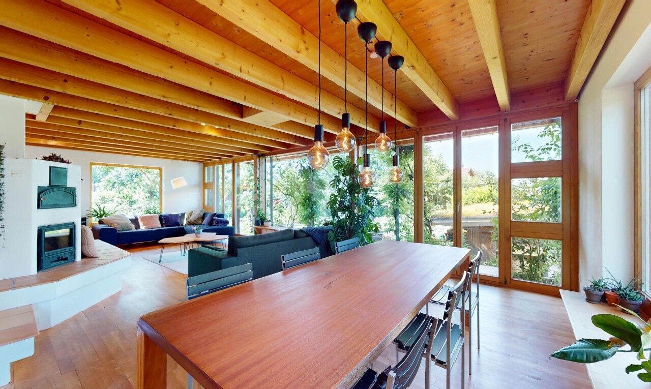 wohn- / esszimmer mit beamed ceiling, balkendecke, inside community, natural light, und natürliches licht