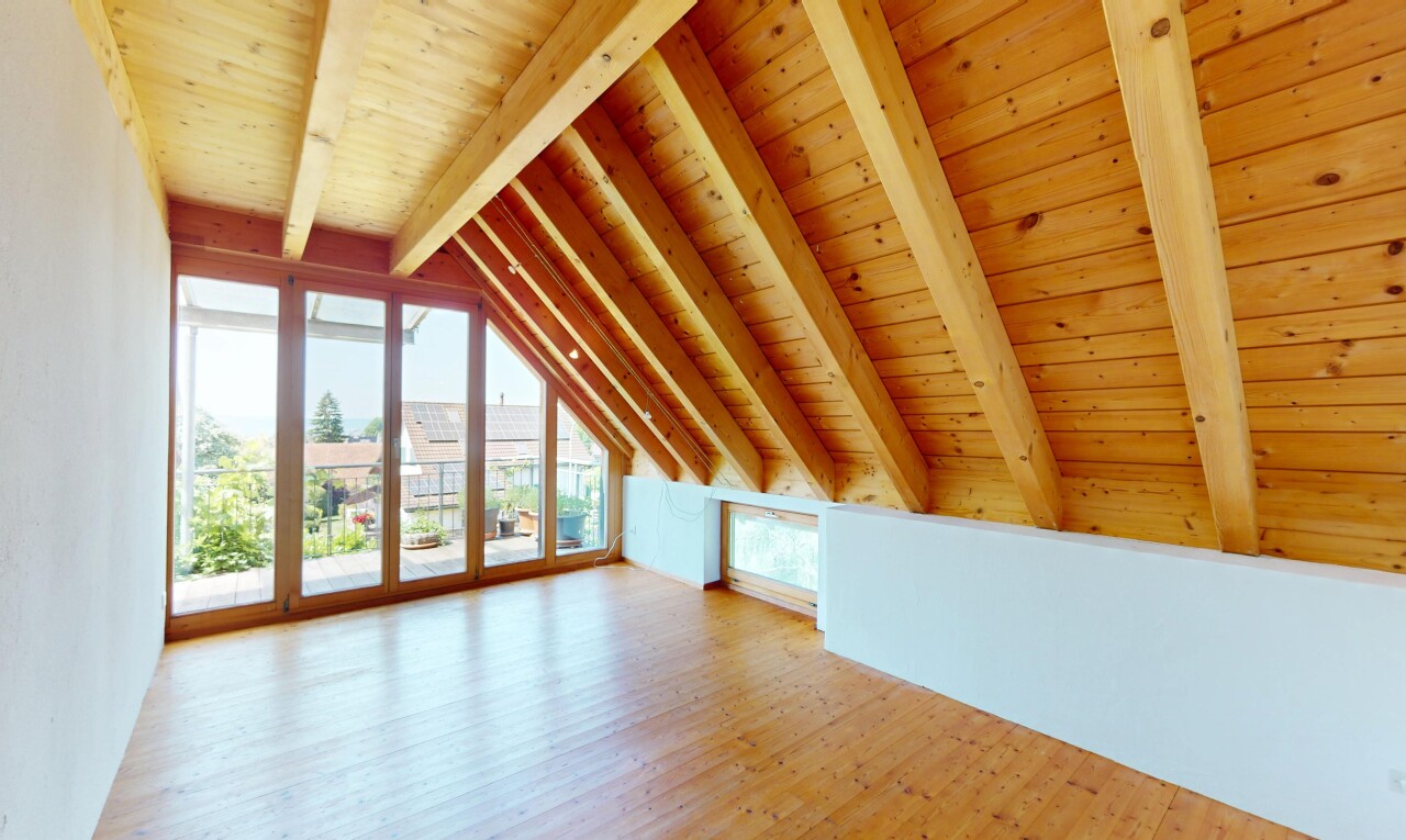 leerer raum mit wood ceiling, holzdecke, vaulted ceiling, dachschräge, und beamed ceiling
