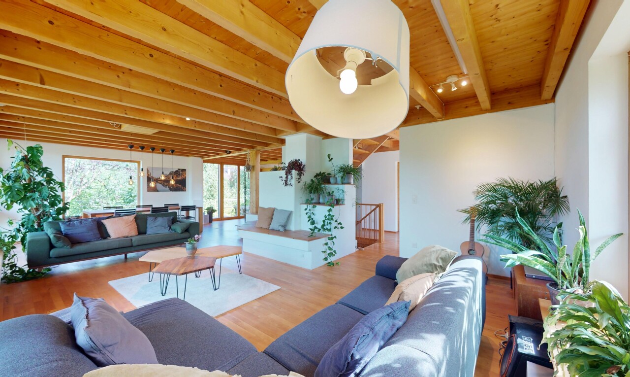 wohnzimmer mit natürliches licht, natural light, inside property, balkendecke, und beamed ceiling