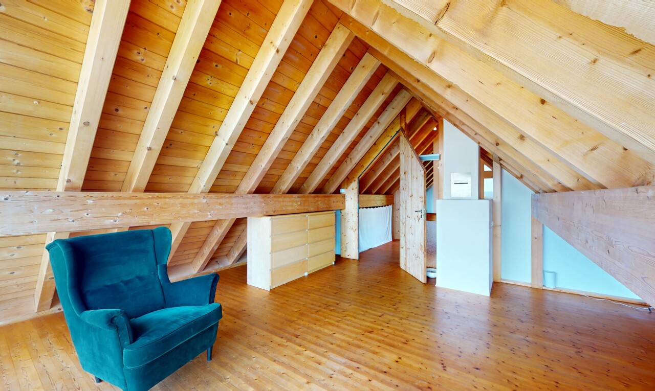 wohnzimmer mit vaulted ceiling, dachschräge, wood finish floor, holzfußboden, und low ceiling