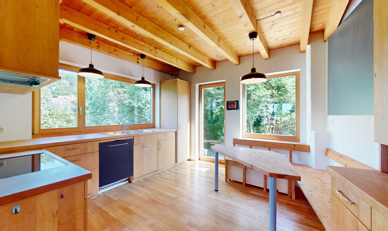 küche mit geschirrspülmaschine, balkendecke, beamed ceiling, inside property, und holzfußboden