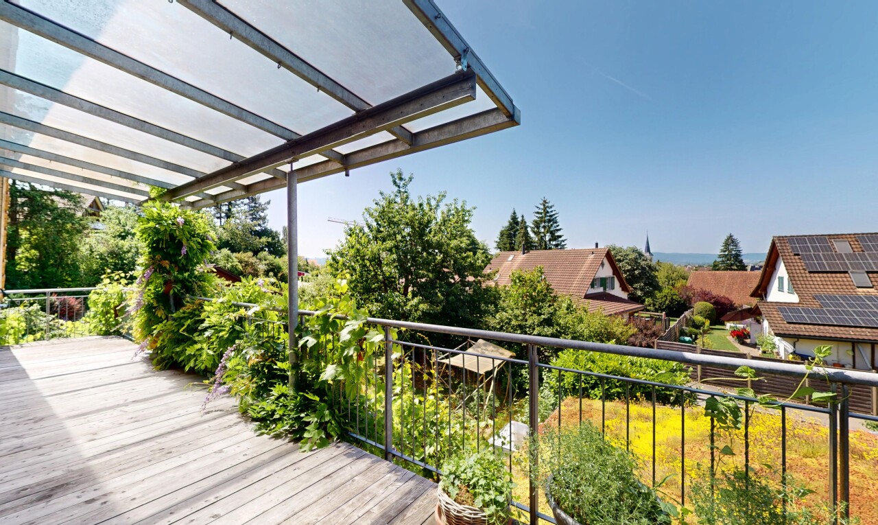 terrasse mit balkon, day time, und from property