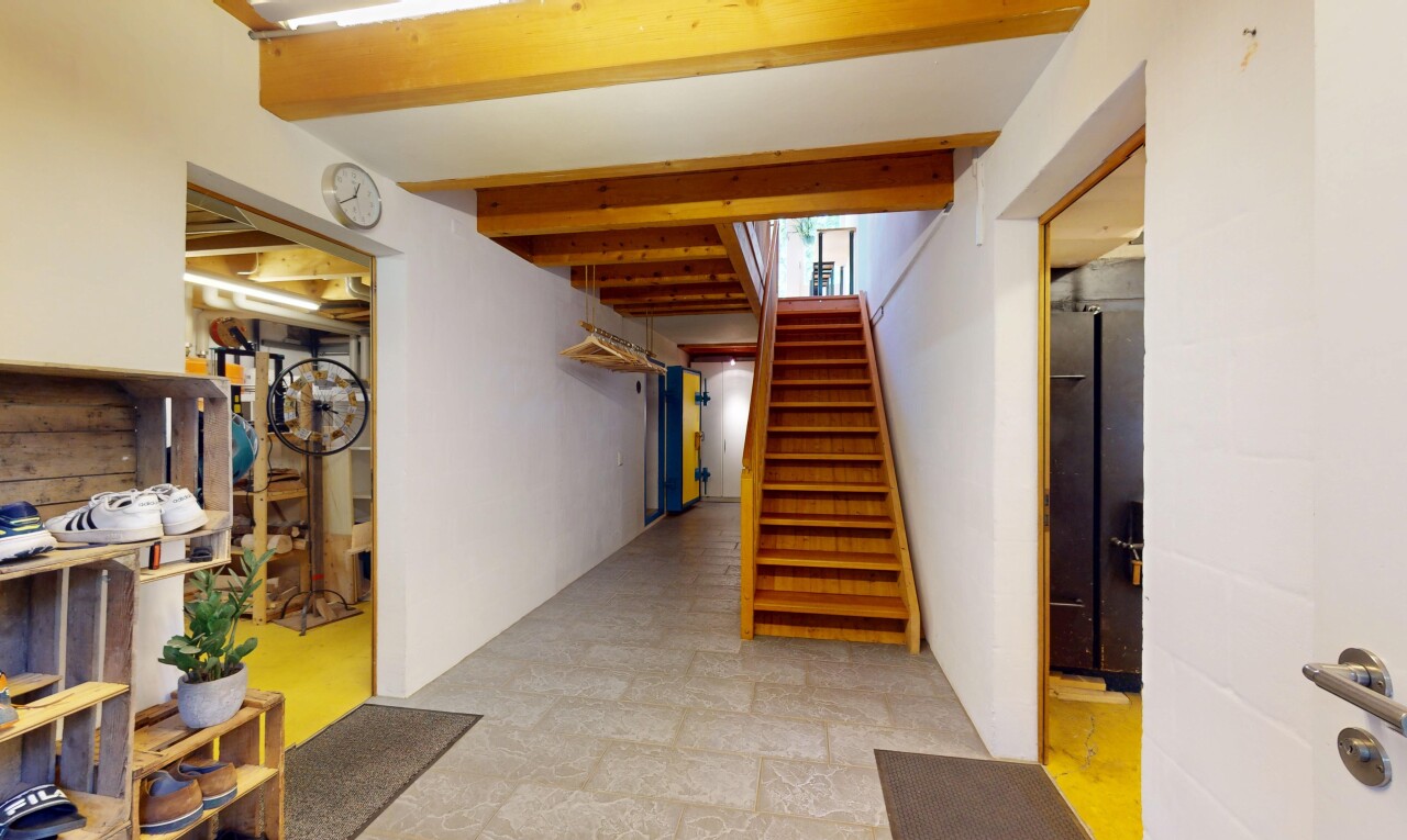 treppe mit keller, treppen, inside property, balkendecke, und beamed ceiling