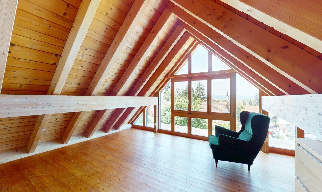 leerer raum mit balkendecke, beamed ceiling, holzdecke, wood ceiling, und natürliches licht