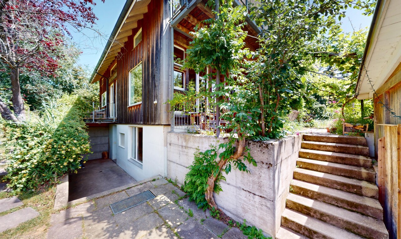 außenansicht mit vertikale verkleidung, holzverkleidung, day time, property visible, und treppen
