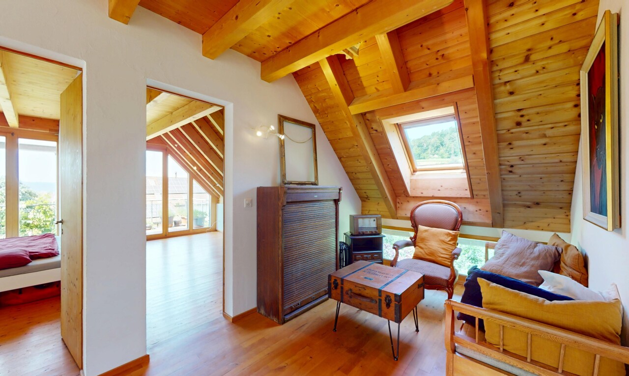 wohnzimmer mit dachschräge, vaulted ceiling, dachfenster, holzfußboden, und wood finish floor