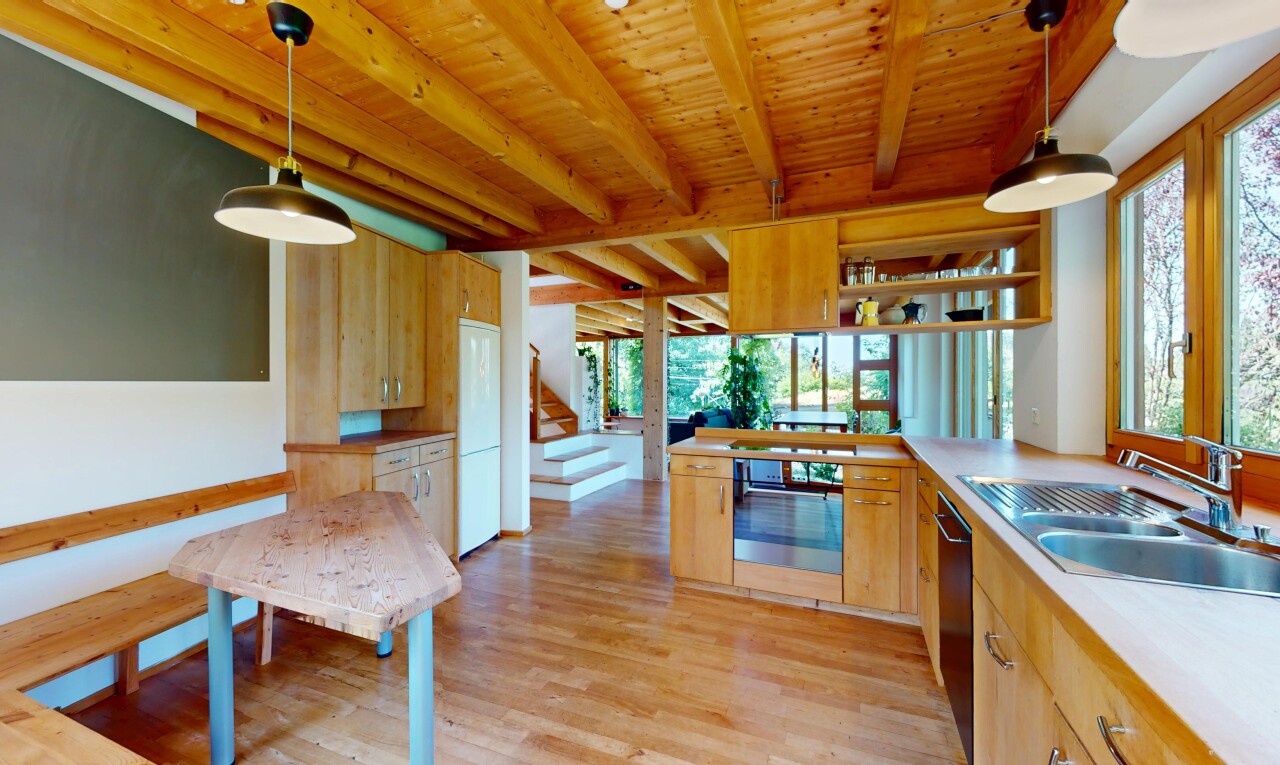 küche mit ofen, balkendecke, beamed ceiling, natürliches licht, und natural light