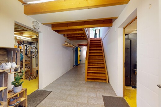 treppe mit keller, treppen, inside property, balkendecke, und beamed ceiling
