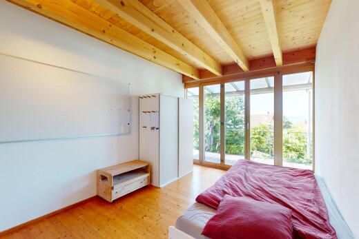 wohnzimmer mit inside property, natural light, natürliches licht, beamed ceiling, und balkendecke