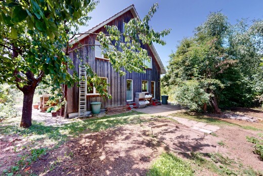 jardin avec property visible et day time