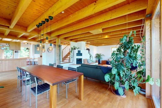 wohn- / esszimmer mit inside community, beamed ceiling, balkendecke, natural light, und natürliches licht