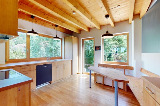 cuisine avec lave-vaisselle, plafond à poutres, beamed ceiling, inside property, et sol en finition bois