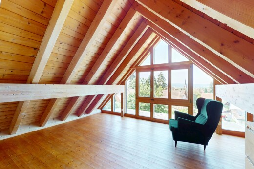 pièce vide avec plafond à poutres, beamed ceiling, plafond en bois, wood ceiling, et lumière naturelle