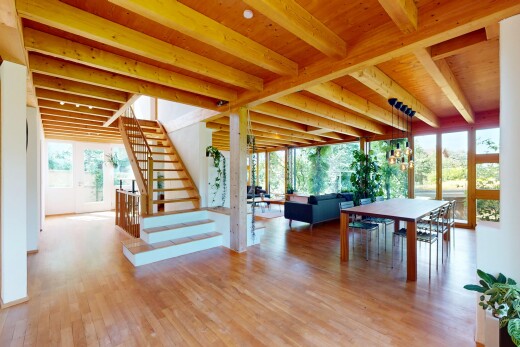 escaliers avec lumière naturelle, natural light, sol en finition bois, wood finish floor, et plafond à poutres