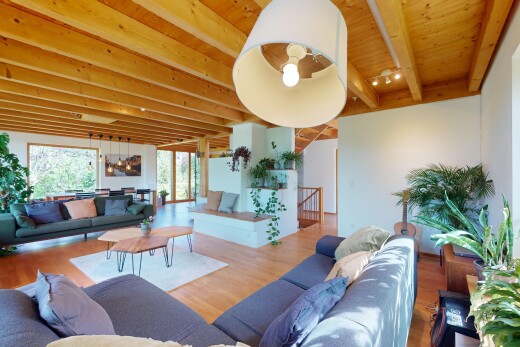 wohnzimmer mit natürliches licht, natural light, inside property, balkendecke, und beamed ceiling