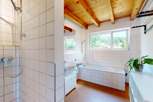 salle de bains avec tile tub, salle de bain complète, plafond en bois, wood ceiling, et inside property