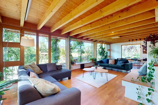 wohnzimmer mit inside property, natural light, natürliches licht, beamed ceiling, und balkendecke