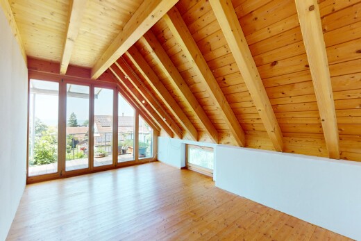 leerer raum mit wood ceiling, holzdecke, vaulted ceiling, dachschräge, und beamed ceiling