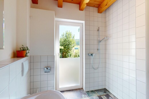 salle de bains avec salle de bain complète, plafond à poutres, beamed ceiling, inside property, et lumière naturelle
