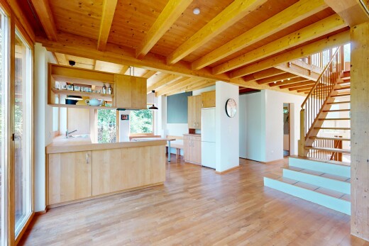 espace intérieur avec réfrigérateur, natural light, lumière naturelle, beamed ceiling, et plafond à poutres