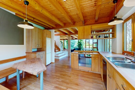 küche mit ofen, balkendecke, beamed ceiling, natürliches licht, und natural light