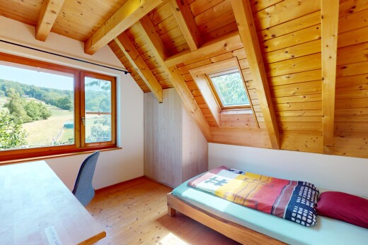 chambre avec pièce supplémentaire, plafond à poutres, beamed ceiling, inside property, et plafond en bois