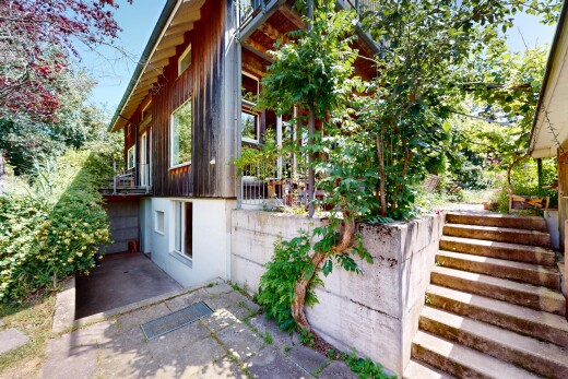 außenansicht mit vertikale verkleidung, holzverkleidung, day time, property visible, und treppen