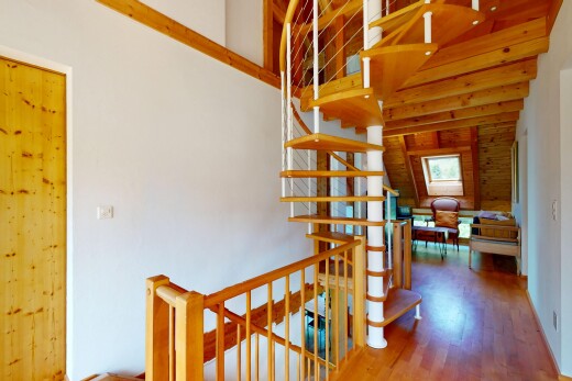 escaliers avec inside property, drywall, cloison sèche, wood finish floor, et sol en finition bois