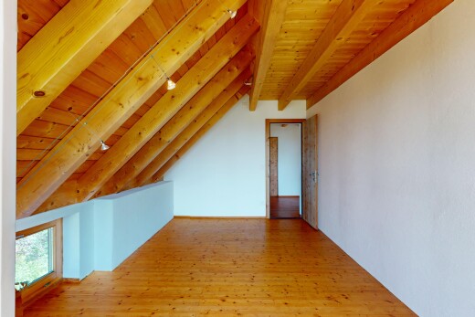 leerer raum mit beamed ceiling, balkendecke, inside property, wood finish floor, und holzfußboden