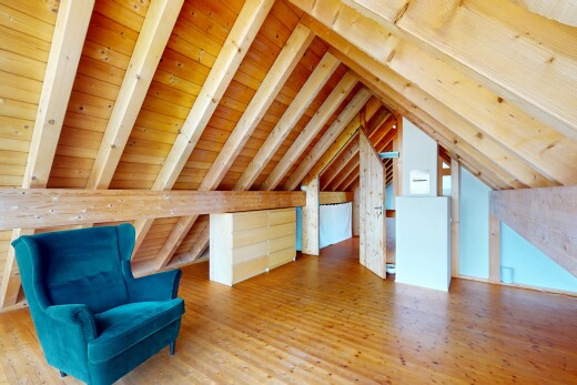 wohnzimmer mit vaulted ceiling, dachschräge, wood finish floor, holzfußboden, und low ceiling