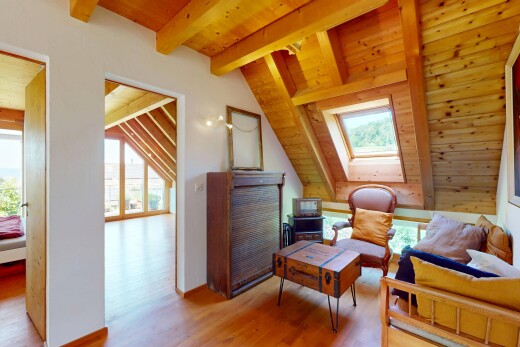 salon avec plafond voûté, vaulted ceiling, puits de lumière, sol en finition bois, et wood finish floor