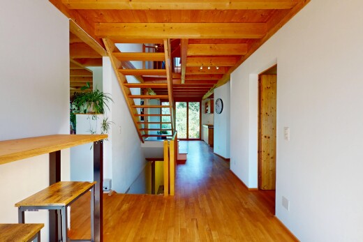 couloir avec lumière naturelle, natural light, sol en finition bois, wood finish floor, et inside property