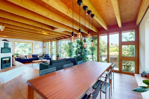 wohn- / esszimmer mit beamed ceiling, balkendecke, inside community, natural light, und natürliches licht