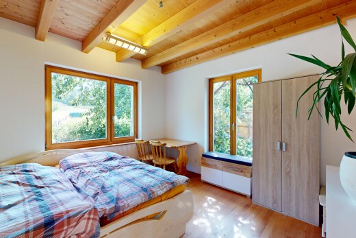 zimmer / schlafzimmer mit inside property, holzdecke, wood ceiling, balkendecke, und beamed ceiling