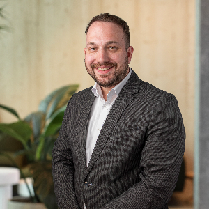 Portrait shot of Gabriele Mariniello, real estate agent in the canton of Zürich.