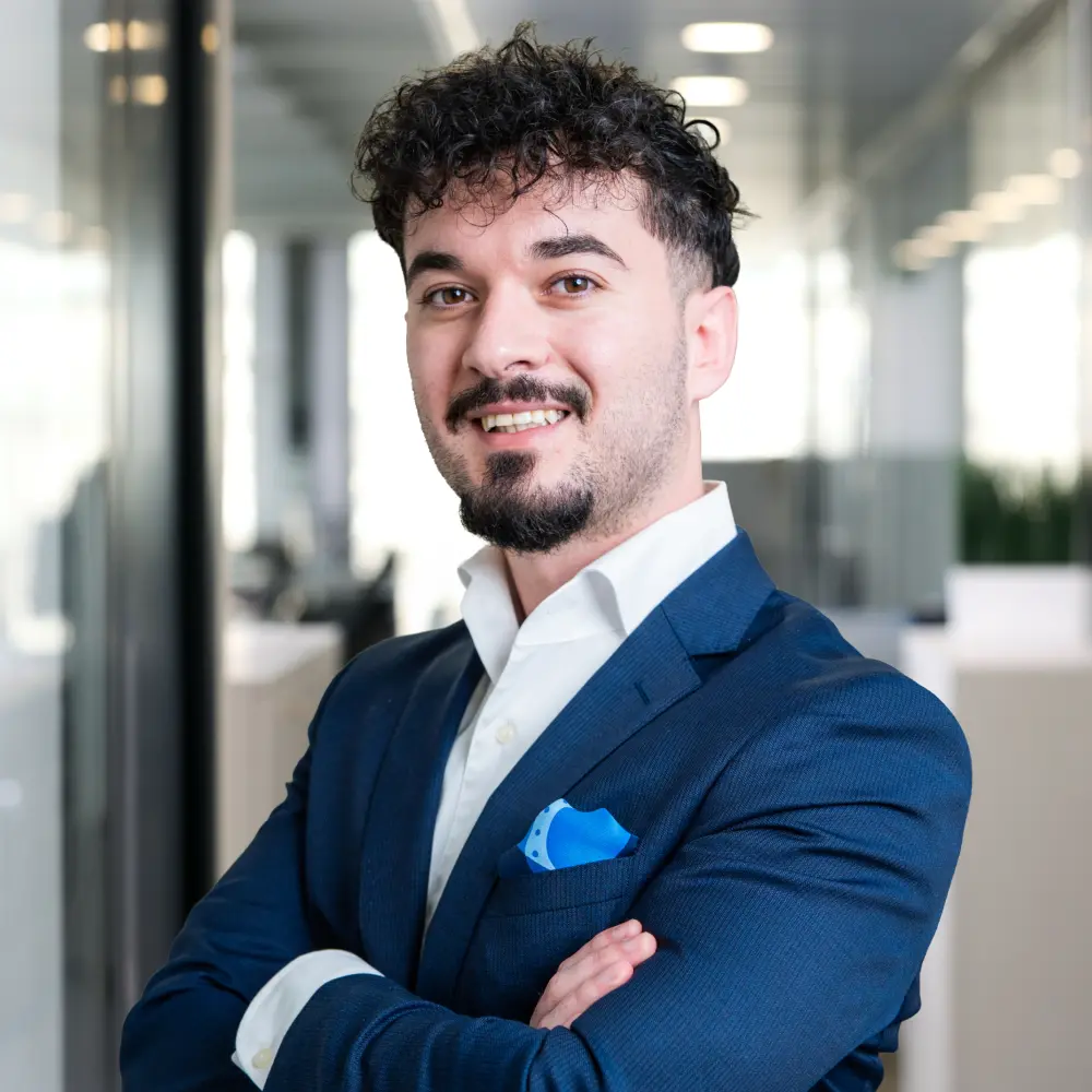 Portrait of Endrit Alushi, Financial advisor, taken in our Kloten office.